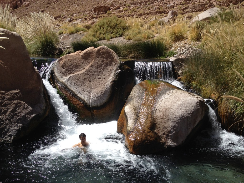 Baño bajo la cascada, un placer en medio del desierto de Atacama